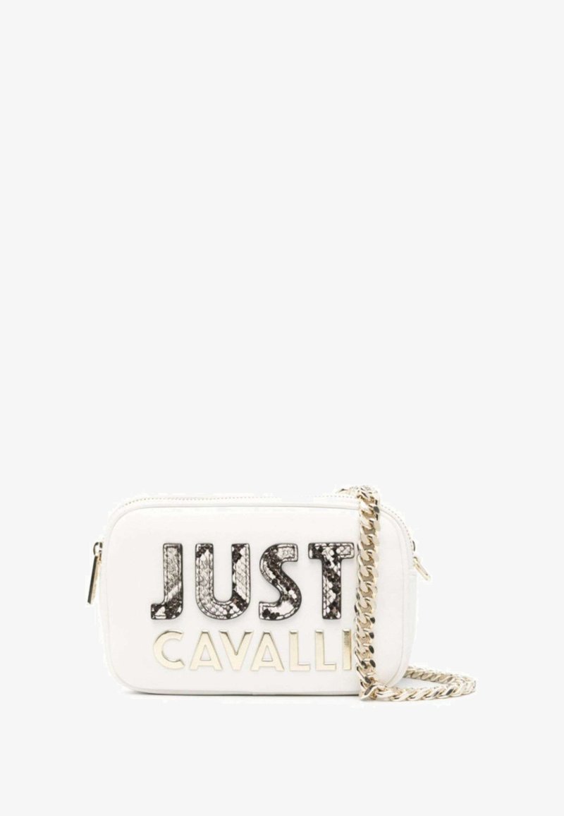 Clutch in pelle bianca con chiusura a zip, caratterizzato dai loghi neri in rilievo "JUST" e dorati "CAVALLI", e una tracolla in catena argentata.
