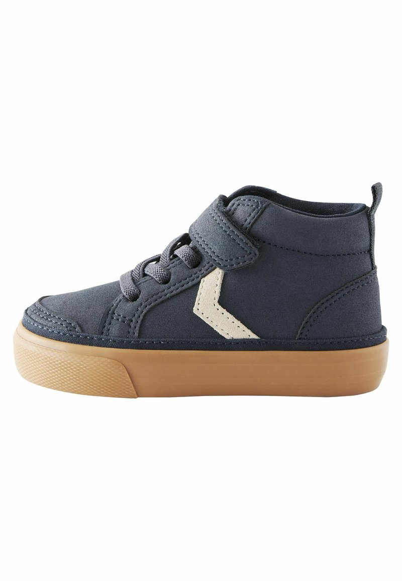 Szare zamszowe sneakersy wysokie z beżowym akcentem w zygzak, brązową gumową podeszwą oraz sznurowadłami i rzepem dla pewnego dopasowania.