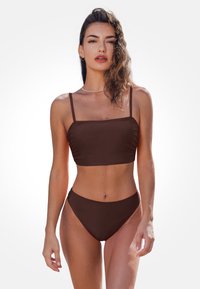 Braunes Bikini-Set mit quadratischem Ausschnitt und dünnen Trägern. Glatter Stoff mit passformbetontem Schnitt und hochgeschnittenen Höschen.