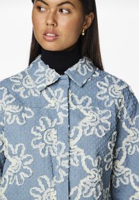 Pieces PCLIBBEY SHIRT JACKET  - Jakna iz džinsa - medium blue denim
