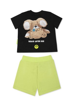 Sort bomulds t-shirt med et plysbjørn grafik og blå og orange knapper, parret med lysegrønne bomulds shorts.