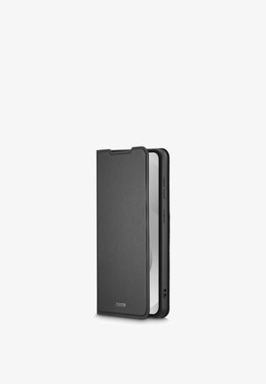 Schwarze strukturierte Klapphülle teilweise geöffnet, schützt ein Smartphone mit sichtbaren Seitentasten und „hama“-Logo auf der Vorderseite.