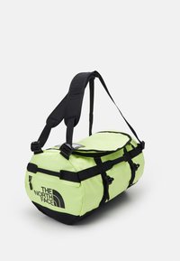 The North Face BASE CAMP DUFFEL UNISEX - Saco de viagem - sharp green/black