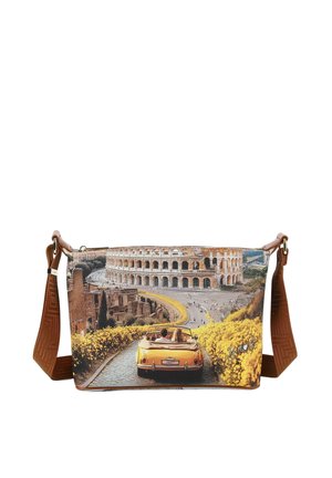 Borsa a tracolla marrone con una stampa di un'auto gialla che guida verso il Colosseo a Roma, circondata da fiori gialli e rovine antiche.
