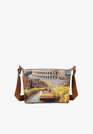 Borsa a tracolla marrone con una stampa di un'auto gialla che guida verso il Colosseo a Roma, circondata da fiori gialli e rovine antiche.