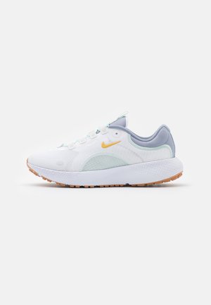 Valkoinen ja vaaleansininen Nike-juoksukenkä oranssilla swoosh-logolla, kuvioidulla pohjalla ja nauhallisella kiinnityksellä, esitetty sivulta valkoisella taustalla.
