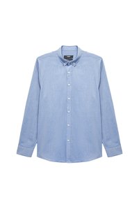 Jasnoniebieska koszula z długim rękawem i standardowym kołnierzykiem, o delikatnej strukturze; posiada białe guziki z przodu.