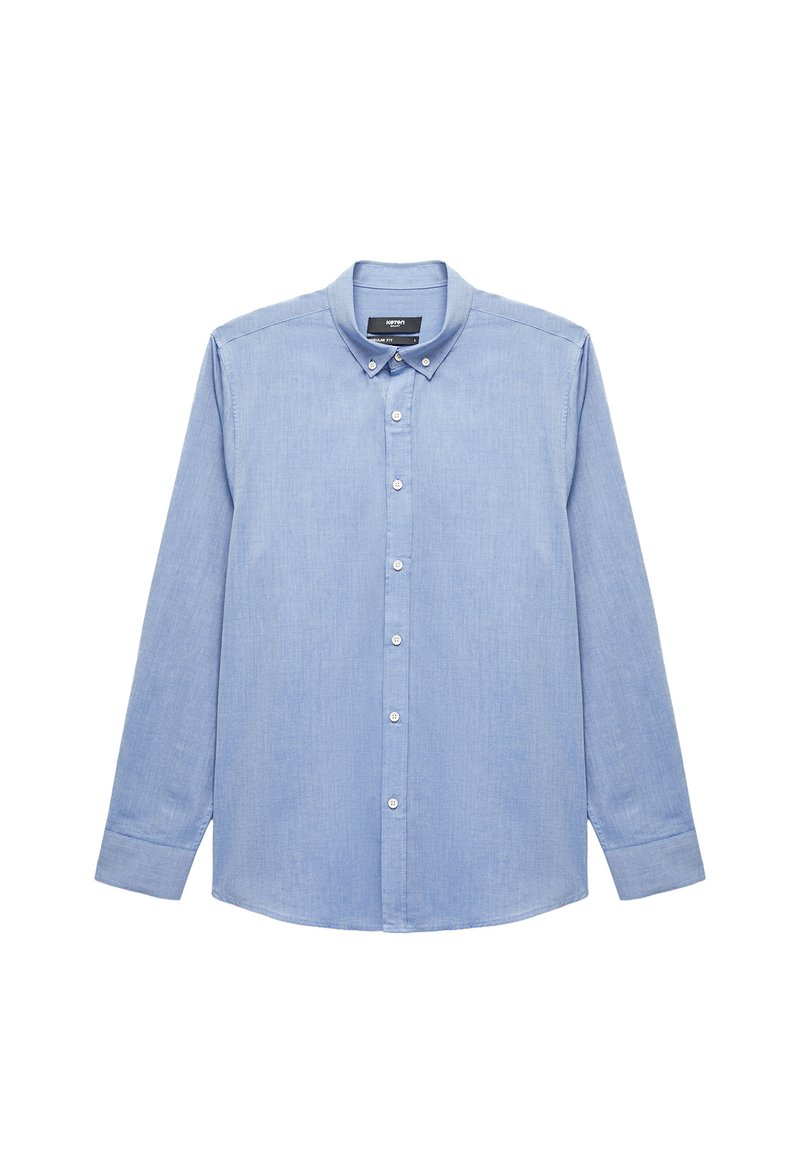 Jasnoniebieska koszula z długim rękawem i standardowym kołnierzykiem, o delikatnej strukturze; posiada białe guziki z przodu.