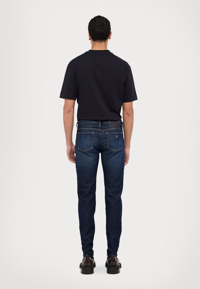 Emporio Armani Pieguloša piegriezuma džinsi - denim blu