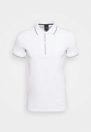 Polo bianco realizzato in cotone con colletto corto, finiture in contrasto blu navy sulle maniche e stampa verticale del logo al centro.