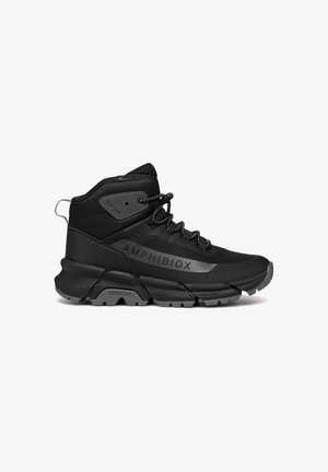 Chaussure de randonnée montante noire avec une semelle épaisse, des lacets et la marque "Amphibiox" sur le côté, conçue pour l’extérieur et la résistance à l’eau.