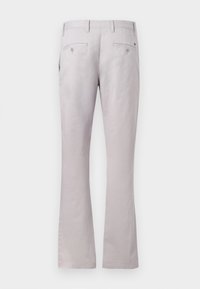 Pantaloni gri deschis cu un design drept, realizați dintr-un material neted, având două buzunare spate și accente cu nasturi.
