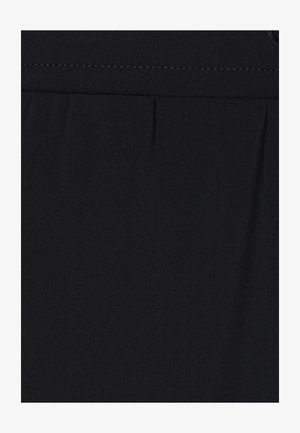 Zwarte stof met een gladde textuur, voorzien van een geplooid detail ter hoogte van de taille en subtiele stiksels. Geen zichtbare patronen of versieringen.