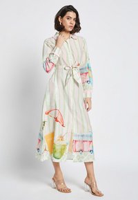 Leichtes, langärmliges Hemdkleid mit rosa und grünen Streifen, verfügt über bunte Aquarellmotive, taillierter Schnitt und Knopfverschluss.