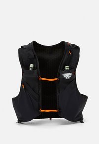Gilet nero in tessuto traspirante, con dettagli arancioni, schiena in rete, due tasche frontali e una patch con logo. Progettato per attività all'aperto.