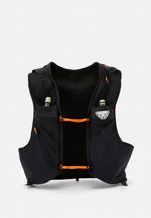 Svart vest med pustende stoff, med oransje detaljer, mesh bak, to frontlommer og en logo-patch. Designet for utendørs aktiviteter.