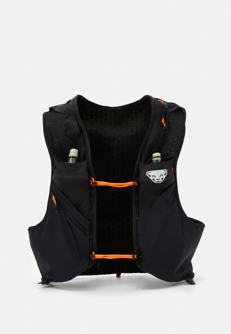 Gilet nero in tessuto traspirante, con dettagli arancioni, schiena in rete, due tasche frontali e una patch con logo. Progettato per attività all'aperto.