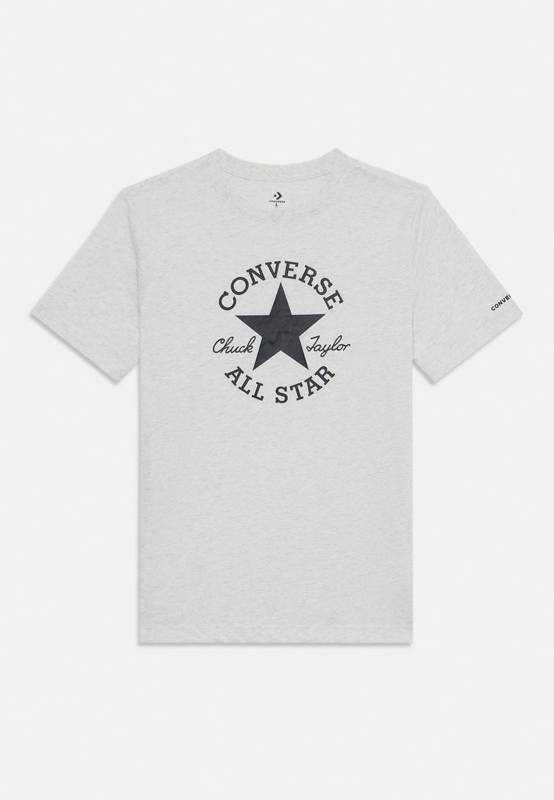 Ljusgrå bomulls t-shirt med en svart stjärngrafik och texten "CONVERSE Chuck Taylor ALL STAR" i en cirkel. Klassisk rundhals och korta ärmar.