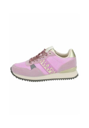 Scarpa sportiva rosa realizzata in materiali mesh e suede, con suola in gomma testurizzata, dettagli grigi e particolari metallici sul tallone.