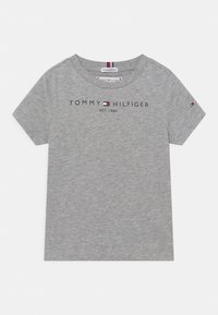 Szara bawełniana koszulka z krótkim rękawem, z logotypem "TOMMY HILFIGER EST. 1985" w ciemnoniebieskim kolorze nadrukowanym na klatce piersiowej oraz małym akcentem marki na rękawie.