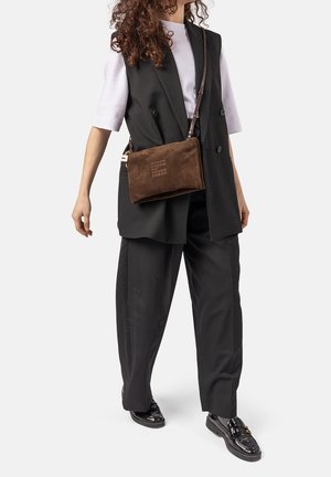 CLIO, CLYDE SUEDE - Clutch - chocolate
