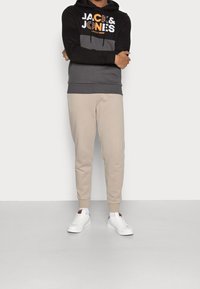 Jack & Jones Luvtröja - black