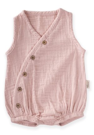Helles rosa, ärmelloser Baby-Overall aus weichem, gekräuseltem Stoff mit Wickeldesign und Holzknopf-Akzenten, mit elastischen Beinausschnitten.