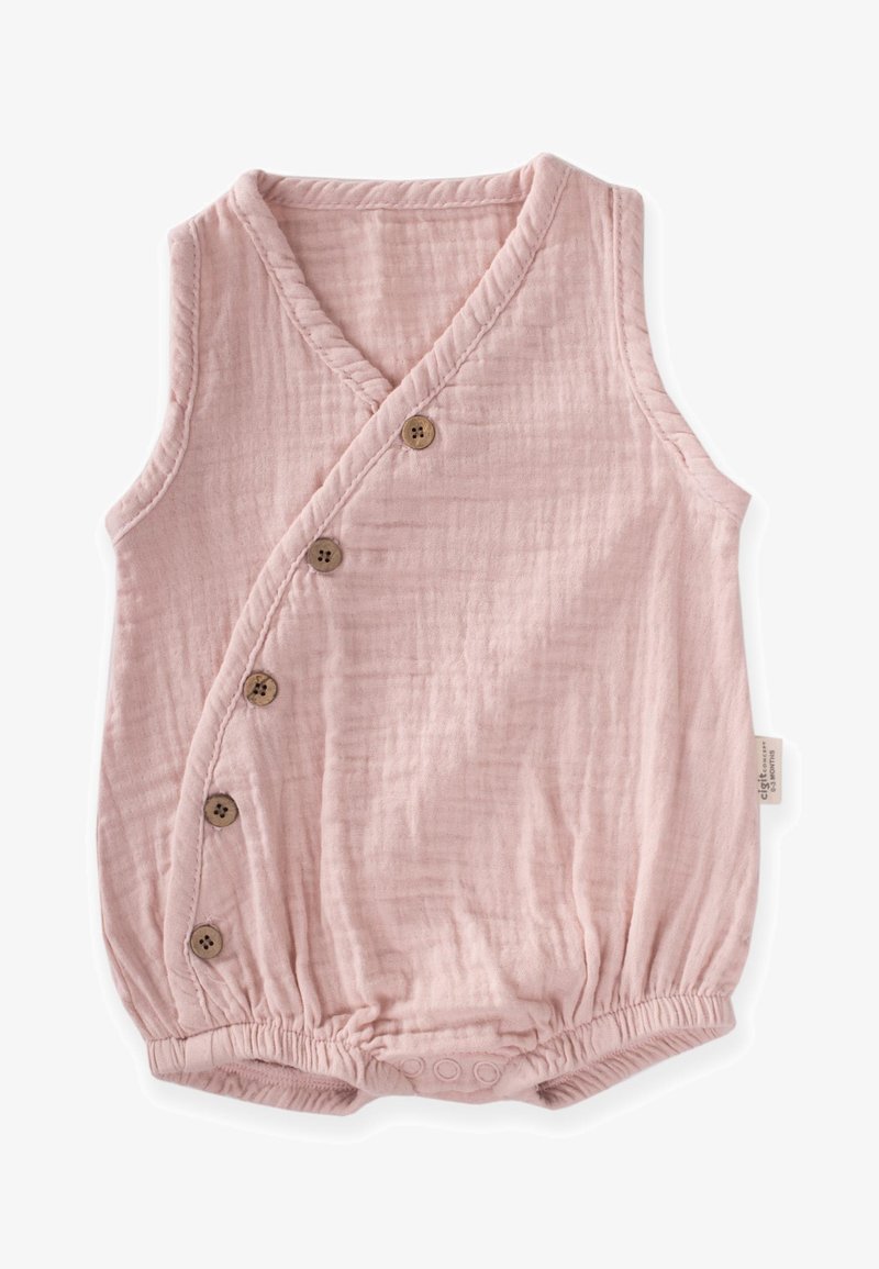 Lichtroze, mouwloze baby romper van zachte, gekreukte stof met een wikkelontwerp en houten knoopaccenten, voorzien van elastische beenopeningen.