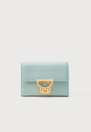 Lille, tekstureret, lyseblåt læderpung med en guldfarvet metalspænde på hvid baggrund.