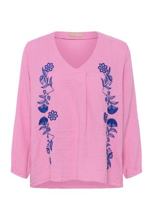 Blouse rose à manches longues avec col en V et broderie florale bleue le long des côtés avant.