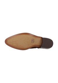 Suela de cuero de un zapato de vestir marrón con un tacón oscuro y un pequeño sello cerca del área del arco.