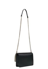 Borsa a tracolla nera in pelle con design piegato, dotata di una tracolla a catena e una texture liscia. Dimensioni compatte con una forma strutturata.