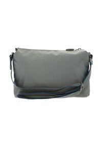 Pochette en tissu gris avec surface texturée, fermeture éclair et une bandoulière bleue amovible. Présente une forme rectangulaire et un design minimaliste.