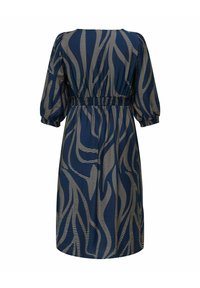 Vestido navy con un patrón geométrico en color crema, cuenta con una cintura elástica, mangas de tres cuartos y un ajuste relajado, fabricado con una tela fluida.