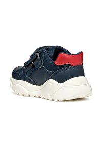 Sneaker blu navy e rossa con parte superiore in rete testurizzata, dettagli in pelle, strap con chiusura a velcro e suola in gomma bianca con un design chunky.