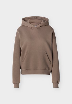 Sudadera marrón con capucha, bolsillo frontal tipo canguro y puños y bajo acanalados, mostrada sobre un fondo liso.