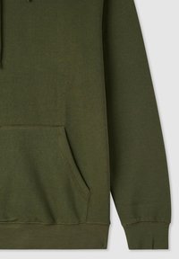 Felpa verde oliva con tasca frontale, polsini e orlo a coste. Texture liscia con un design semplice.