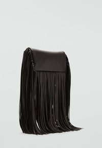 Pochette en cuir noir ornée de longues franges. Texture lisse avec un corps rectangulaire et un dessus plat. Aucun élément métallique visible.