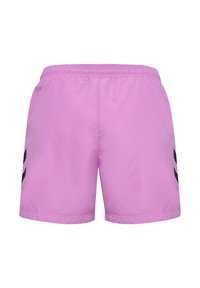 Rosa sportshorts med en stretchig midja, tillverkade av lätt material. Har svarta detaljer på sidorna.