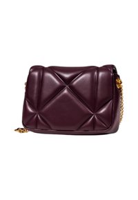 Bolso de mano de cuero burdeos con un patrón geométrico acolchado, que presenta una correa de hombro de cadena en tono dorado y una forma rectangular estructurada.