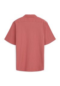Camicia a maniche corte con colletto in tessuto rosa polveroso texture. Presenta una vestibilità rilassata e linee semplici e pulite. Nessun marchio visibile.