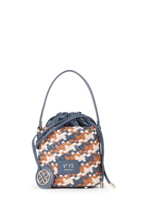 Kleine bucketbag met geweven blauw, bruin en wit leren patroon, blauwe trekkoorden bovenaan, één handvat en een ronde decoratieve hanger.