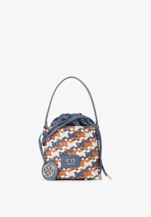 Kleine bucketbag met geweven blauw, bruin en wit leren patroon, blauwe trekkoorden bovenaan, één handvat en een ronde decoratieve hanger.