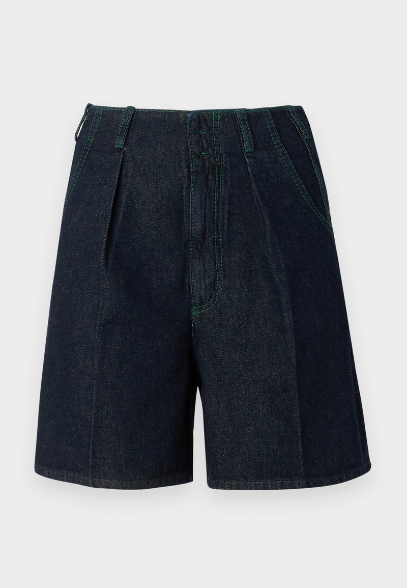 Jeansshorts mit dunkler Waschung, ausgestattet mit Falten, seitlichen Taschen und kontrastierenden grünen Nähten entlang der Nähte.
