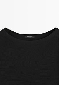 Černý pletený svetr s kulatým výstřihem, na límci uvnitř je přišitá značka Massimo Dutti.