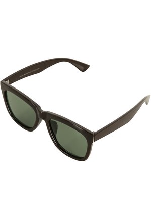 Lunettes de soleil en plastique brun avec des verres teintés verts, de forme rectangulaire audacieuse et texture lisse. Présente des accents en métal sur la monture.
