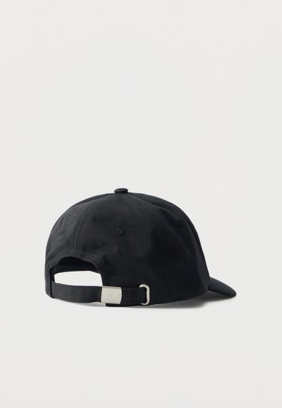 Casquette de baseball en tissu noir vue de dos, avec une sangle réglable dotée d'une boucle en métal argenté, sur un fond clair uni.