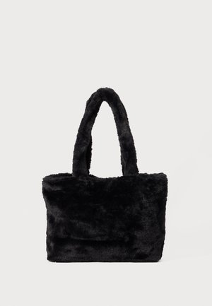 Schwarze Handtasche aus Kunstfell mit zwei kurzen Griffen, rechteckiger Form und weicher Textur. Minimalistisches Design, geeignet für den Freizeitgebrauch.