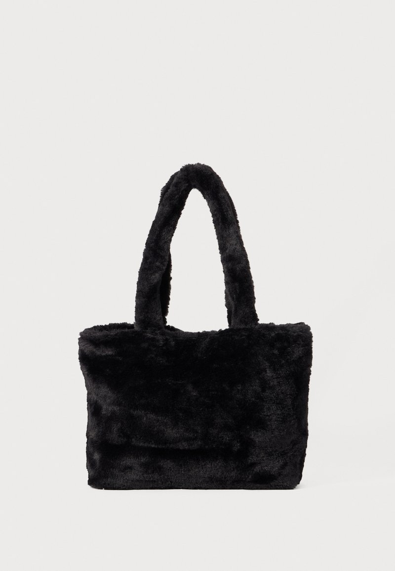Svart faux fur tote-veske med to korte håndtak, rektangulær form og myk tekstur. Minimalistisk design, egnet for uformell bruk.