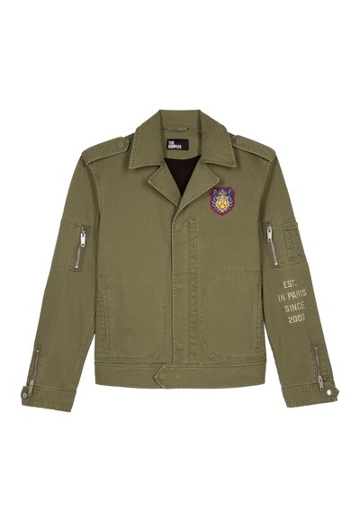 Olijfgroene militaire stijl jas, katoenen stof, voorzakken, zijritszakken, embleemdetails op de linkerborst, tekst op de rechtermouw.